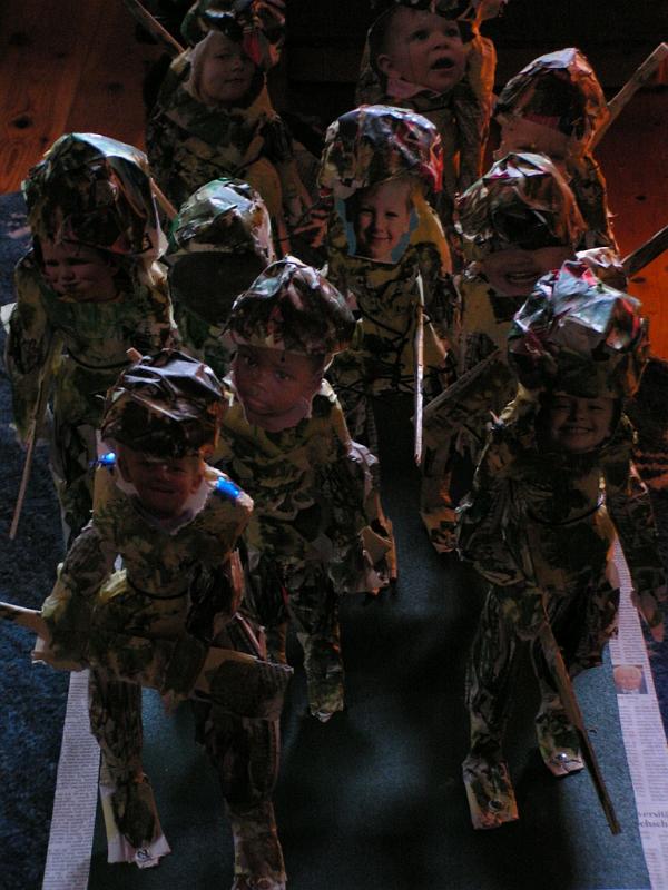 Kindersoldaten 5, 2007, Zeitung-Fotoausriss, 41x38x80.jpg